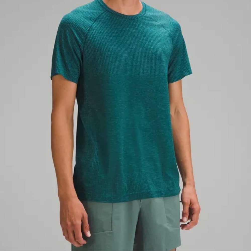 lululemon athletica Men’s Metal Vent Shirt Sleeve Shirt Marlin/Storm Teal-Size S